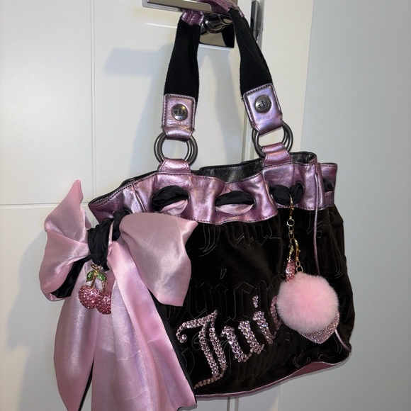 Juicy Couture Handbags - Chic Pink and Black Vintage Juicy Couture Daydreamer Bag